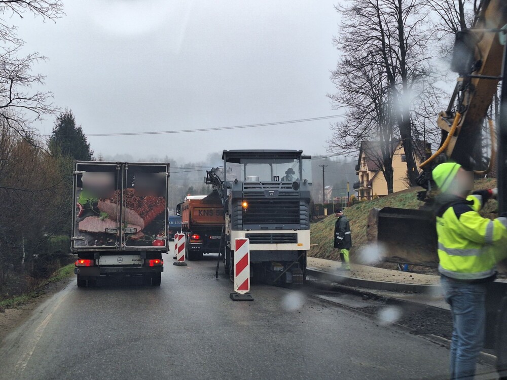 Wprowadzili ruch wahadłowy na powiatówce w Łęce. Na trasie do Nowego Sącza są spore utrudnienia