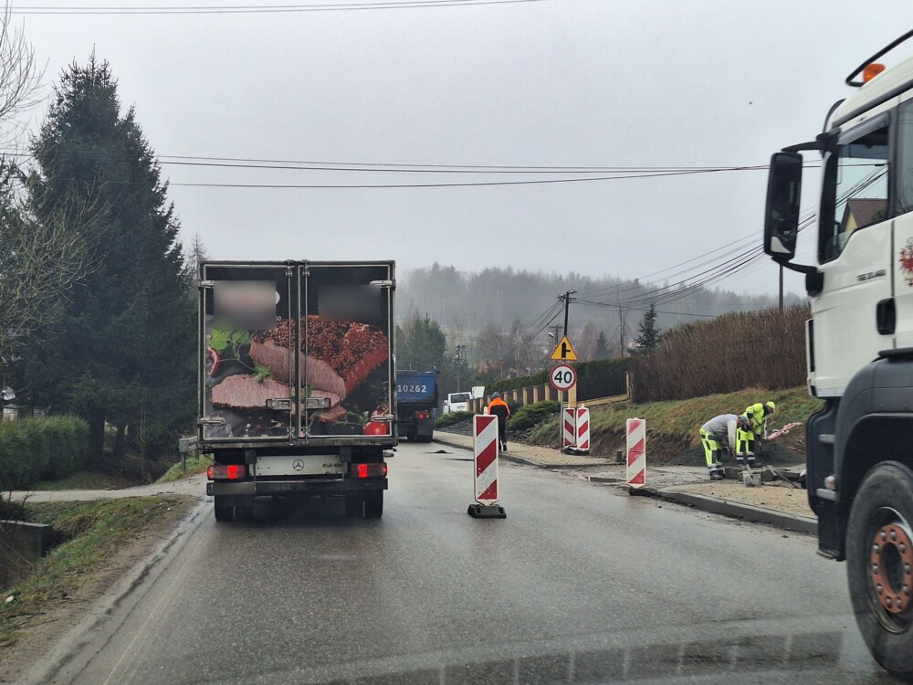 Wprowadzili ruch wahadłowy na powiatówce w Łęce. Na trasie do Nowego Sącza są spore utrudnienia