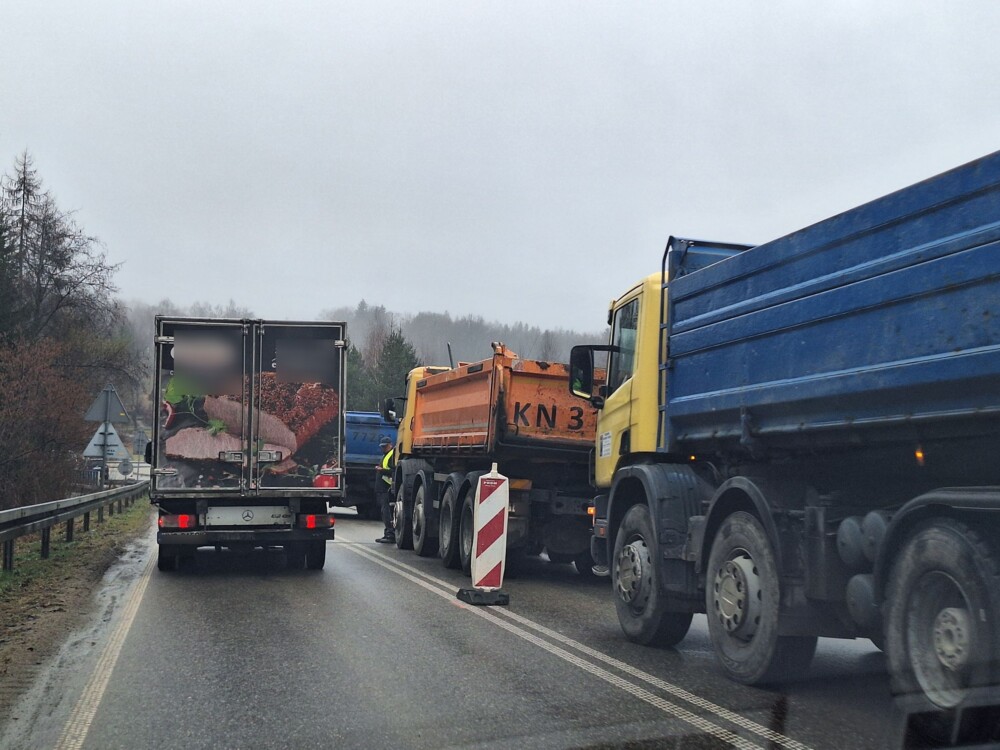 Wprowadzili ruch wahadłowy na powiatówce w Łęce. Na trasie do Nowego Sącza są spore utrudnienia