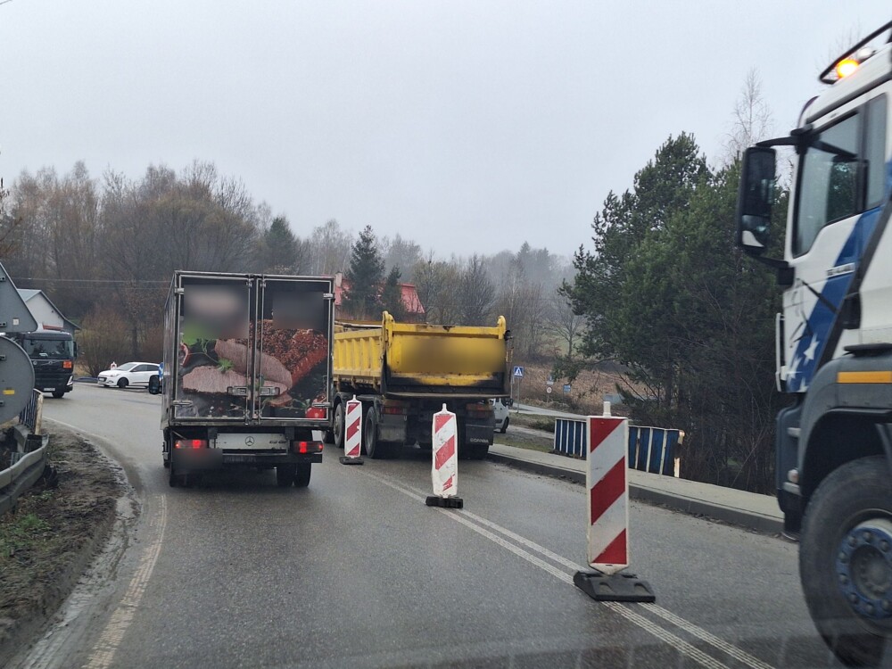 Wprowadzili ruch wahadłowy na powiatówce w Łęce. Na trasie do Nowego Sącza są spore utrudnienia