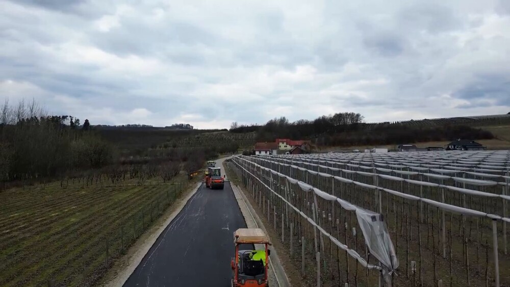 Jest pierwsza warstwa asfaltu na moście Jadamwola – Czarny Potok. Finał inwestycji wcześniej niż zakładano [WIDEO]