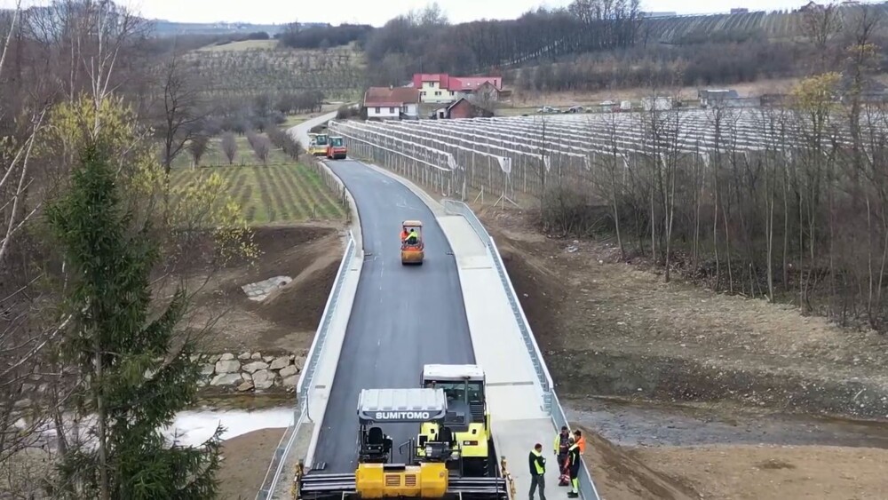 Jest pierwsza warstwa asfaltu na moście Jadamwola – Czarny Potok. Finał inwestycji wcześniej niż zakładano [WIDEO]
