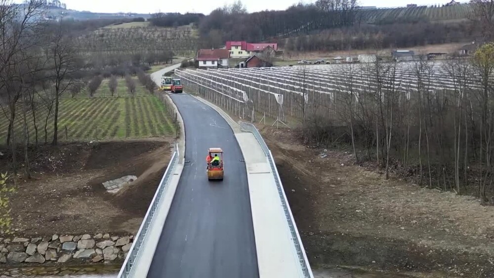 Jest pierwsza warstwa asfaltu na moście Jadamwola – Czarny Potok. Finał inwestycji wcześniej niż zakładano [WIDEO]
