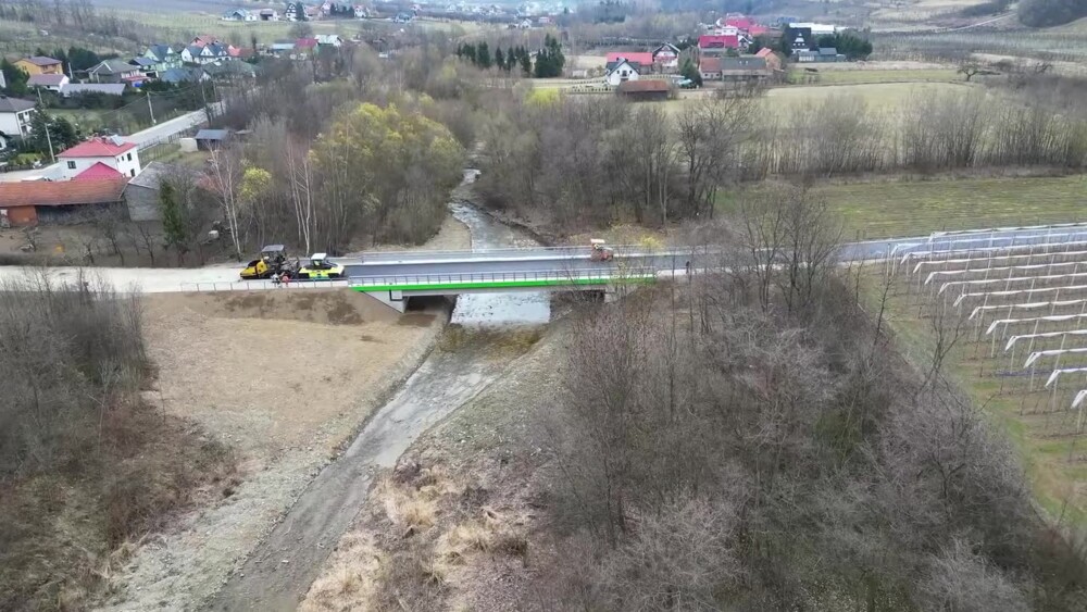 Jest pierwsza warstwa asfaltu na moście Jadamwola – Czarny Potok. Finał inwestycji wcześniej niż zakładano [WIDEO]