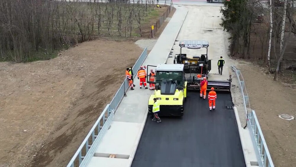 Jest pierwsza warstwa asfaltu na moście Jadamwola – Czarny Potok. Finał inwestycji wcześniej niż zakładano [WIDEO]