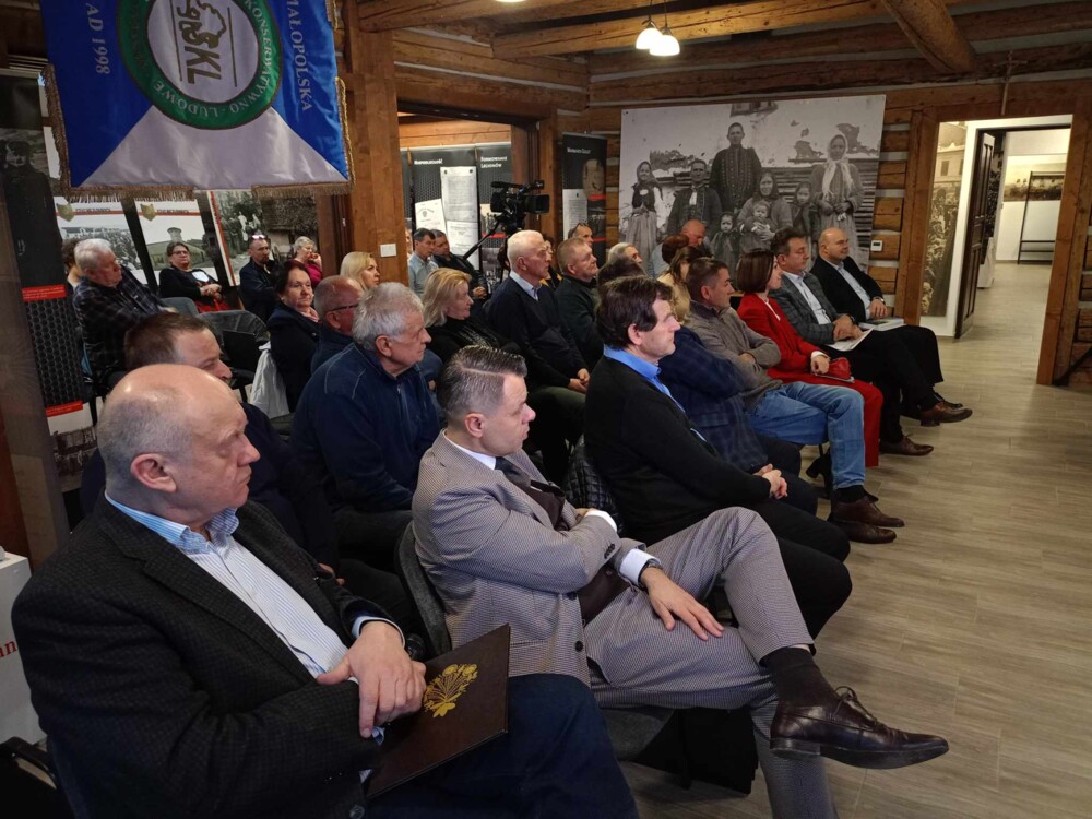 Odkryli nieznaną historię gminy Laskowa. Wyjątkowe spotkanie autorskie w Żmiącej [WIDEO] [ZDJĘCIA]