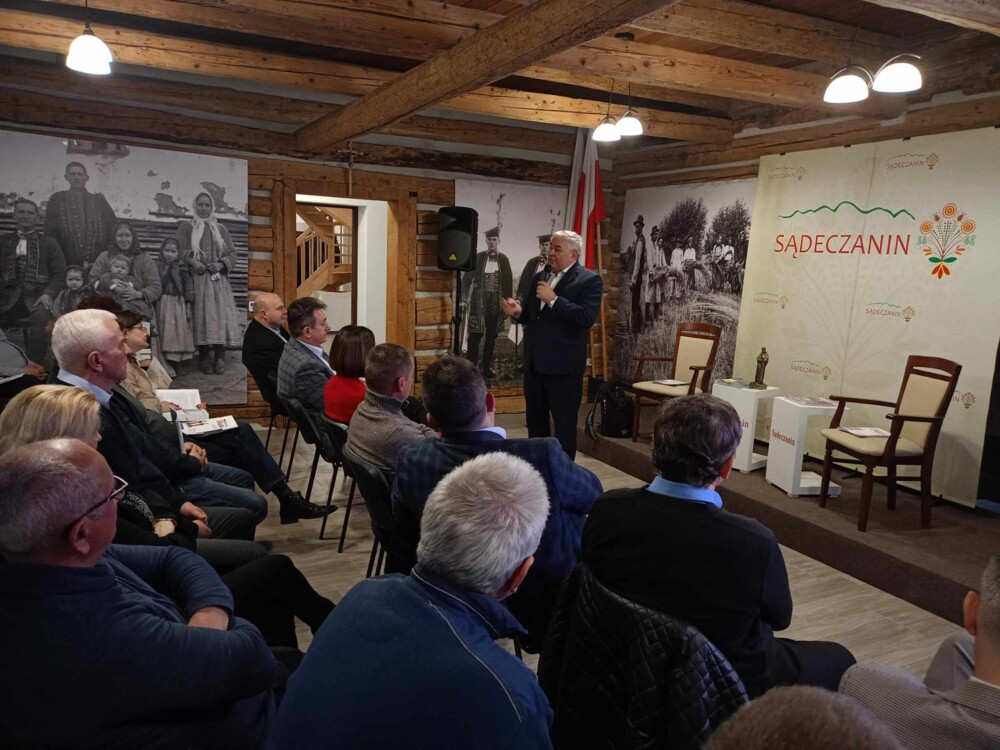 Odkryli nieznaną historię gminy Laskowa. Wyjątkowe spotkanie autorskie w Żmiącej [WIDEO] [ZDJĘCIA]