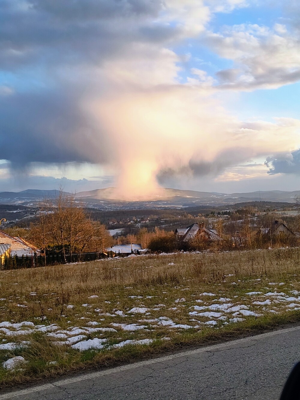 Kolejny spektakl na niebie. Chmura przypominała bombę atomową