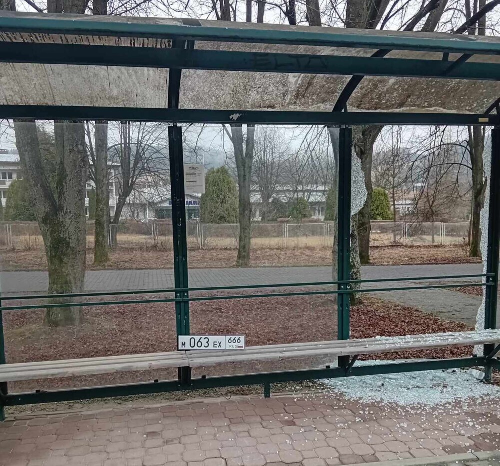 Wandale zniszczyli szyby przystankowe w Muszynie. Muszą się liczyć z konsekwencjami 