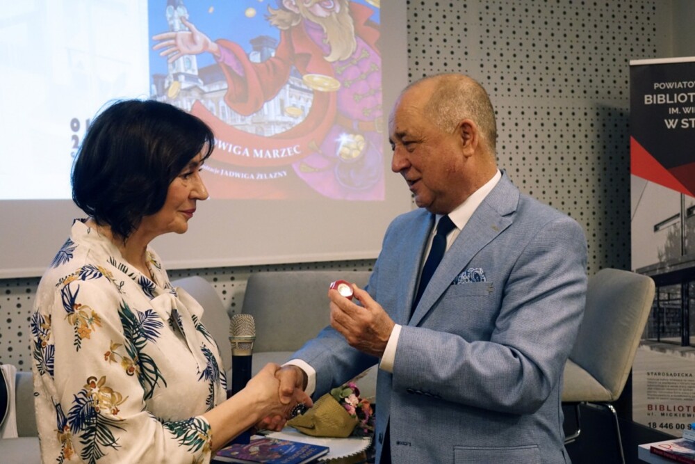 Jadwiga Marzec ze Złotym Jabłkiem Sądeckim. Najmłodsi czytelnicy uwielbiają jej książki
