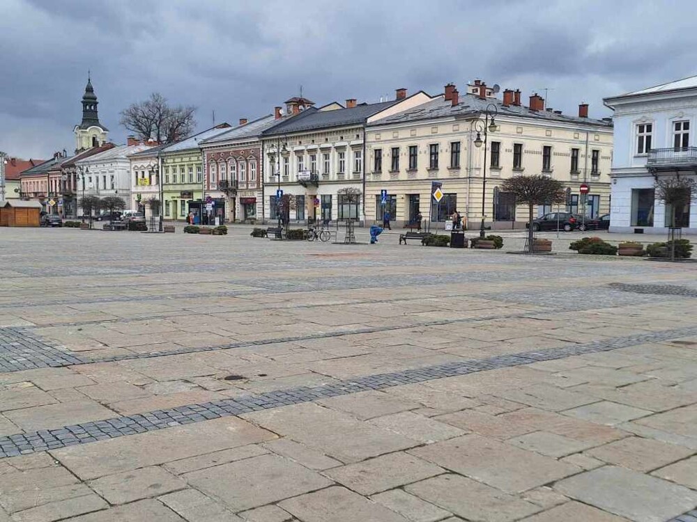 Będzie mniej betonozy na sadeckiej starówce. Po remoncie płyty rynku więcej zieleni [ZDJĘCIA]