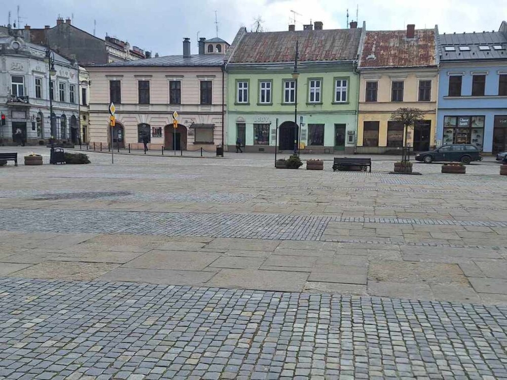 Będzie mniej betonozy na sadeckiej starówce. Po remoncie płyty rynku więcej zieleni [ZDJĘCIA]
