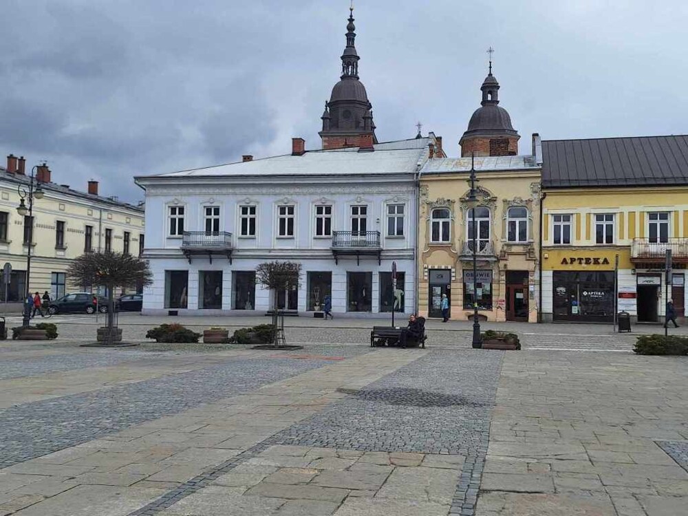 Będzie mniej betonozy na sadeckiej starówce. Po remoncie płyty rynku więcej zieleni [ZDJĘCIA]