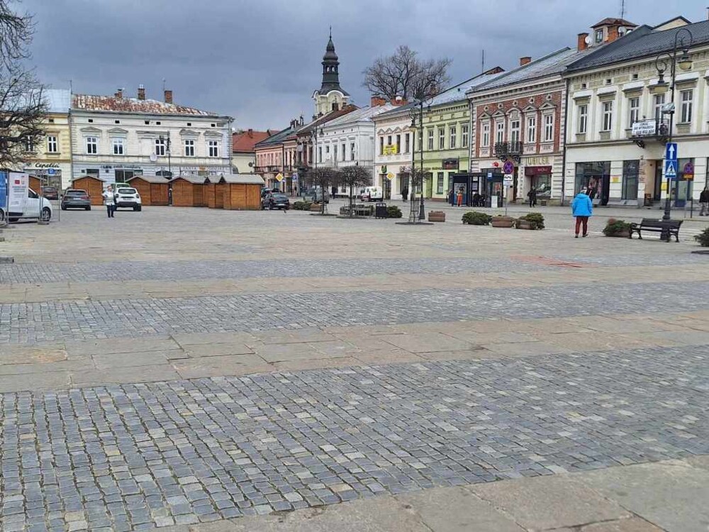 Będzie mniej betonozy na sadeckiej starówce. Po remoncie płyty rynku więcej zieleni [ZDJĘCIA]