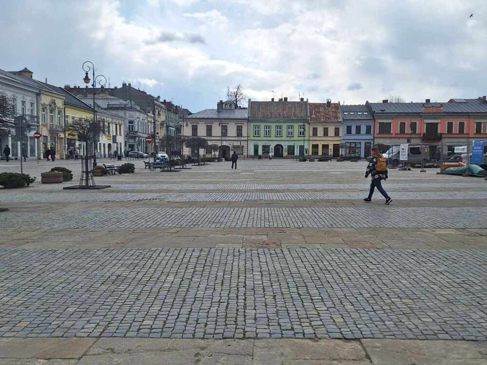 Będzie mniej betonozy na sadeckiej starówce. Po remoncie płyty rynku więcej zieleni [ZDJĘCIA]