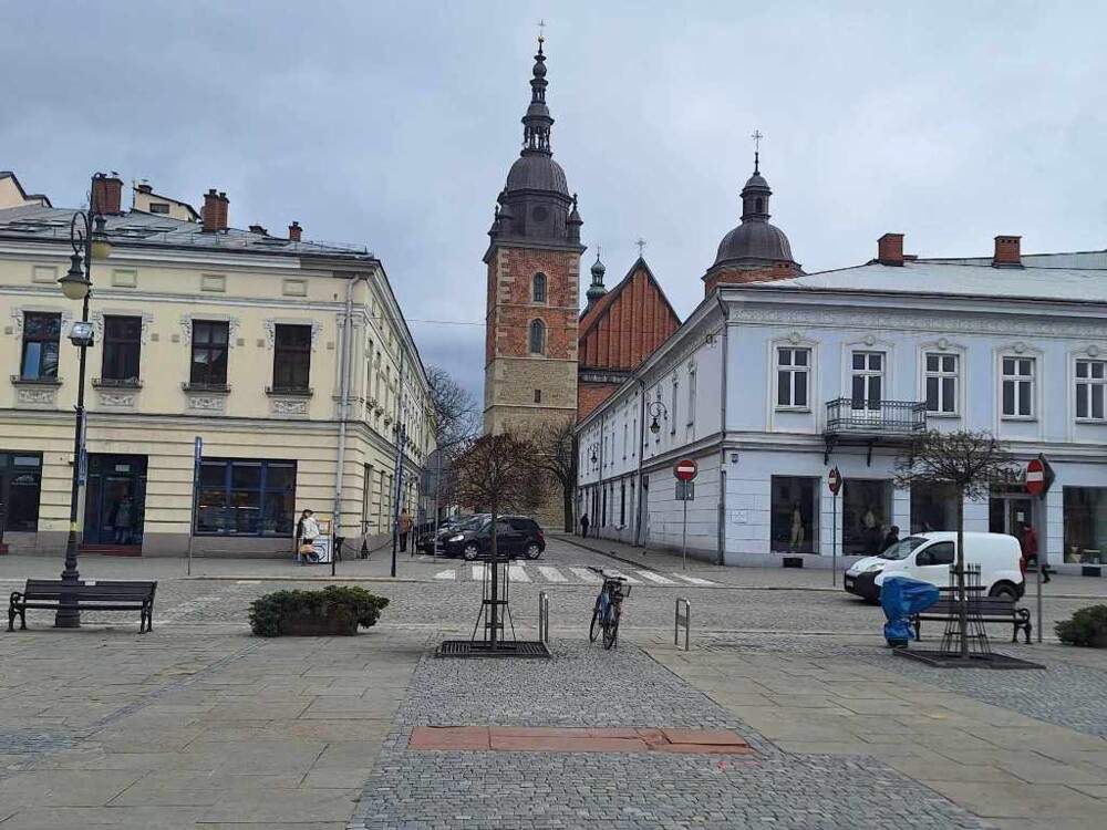 Będzie mniej betonozy na sadeckiej starówce. Po remoncie płyty rynku więcej zieleni [ZDJĘCIA]