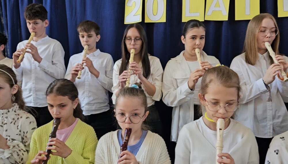 Trudno było uchwycić wszystkich na jednym zdjęciu! Uczniowie Szkoły Podstawowej w Podegrodziu pobili muzyczny rekord 