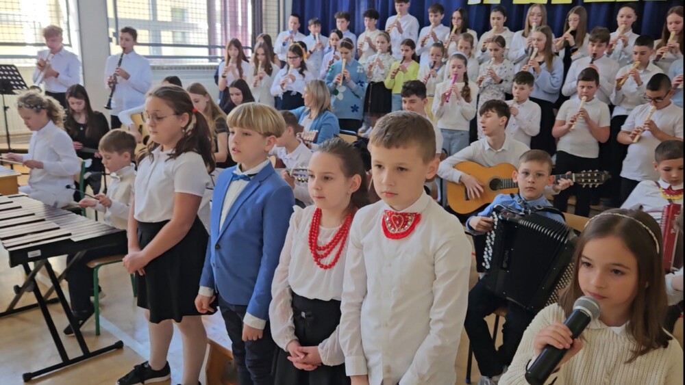 Trudno było uchwycić wszystkich na jednym zdjęciu! Uczniowie Szkoły Podstawowej w Podegrodziu pobili muzyczny rekord 