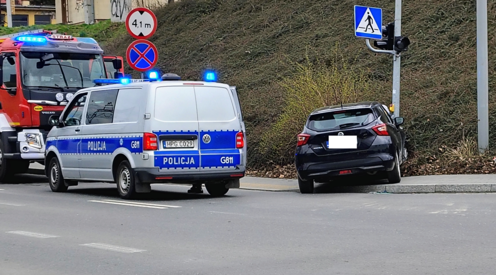 Wypadek na skrzyżowaniu w Nowym Sączu! Skutki okazały się poważne [ZDJĘCIA]
