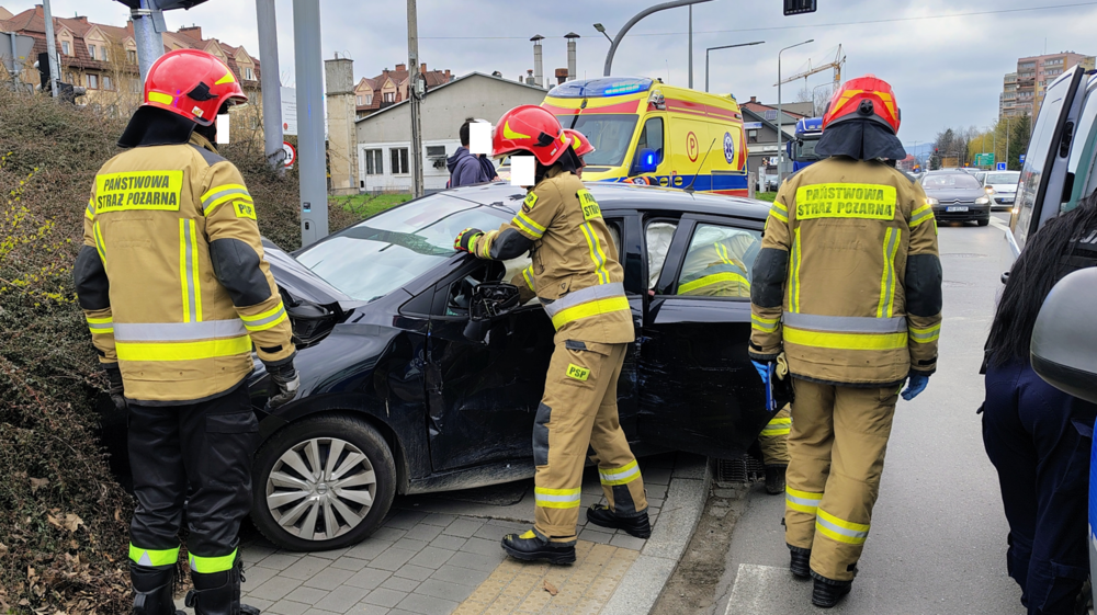 Wypadek na skrzyżowaniu w Nowym Sączu! Skutki okazały się poważne [ZDJĘCIA]
