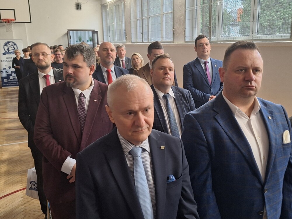 Wyjątkowy moment dla Zespołu Szkół Akademickich w Nowym Sączu. Szkoła z Tarczą i Medalem „Polonia Minor”