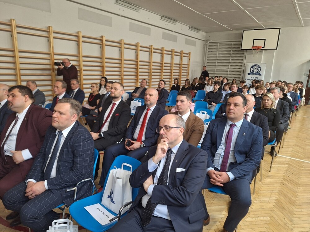 Wyjątkowy moment dla Zespołu Szkół Akademickich w Nowym Sączu. Szkoła z Tarczą i Medalem „Polonia Minor”