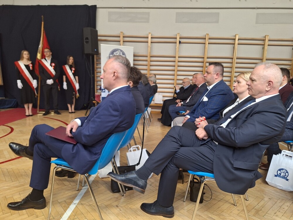 Wyjątkowy moment dla Zespołu Szkół Akademickich w Nowym Sączu. Szkoła z Tarczą i Medalem „Polonia Minor”