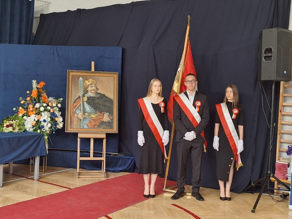 Wyjątkowy moment dla Zespołu Szkół Akademickich w Nowym Sączu. Szkoła z Tarczą i Medalem „Polonia Minor”