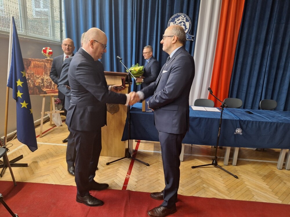 Wyjątkowy moment dla Zespołu Szkół Akademickich w Nowym Sączu. Szkoła z Tarczą i Medalem „Polonia Minor”