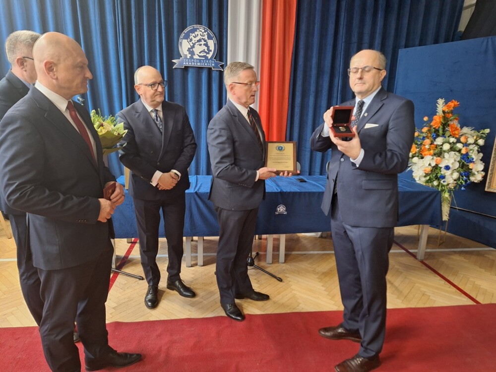 Wyjątkowy moment dla Zespołu Szkół Akademickich w Nowym Sączu. Szkoła z Tarczą i Medalem „Polonia Minor”