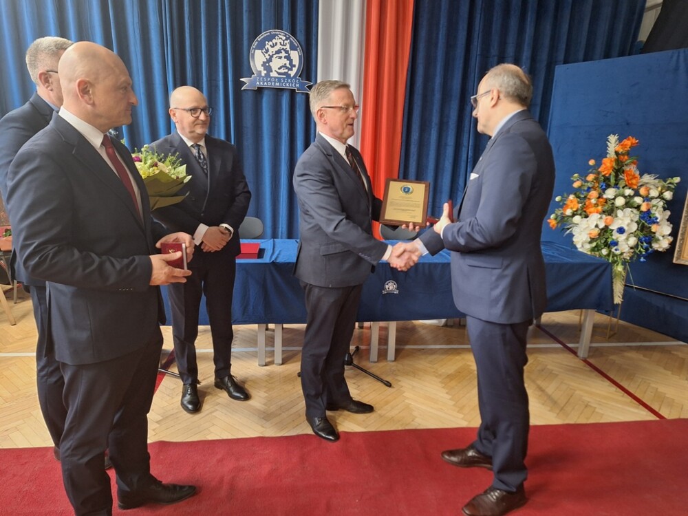Wyjątkowy moment dla Zespołu Szkół Akademickich w Nowym Sączu. Szkoła z Tarczą i Medalem „Polonia Minor”