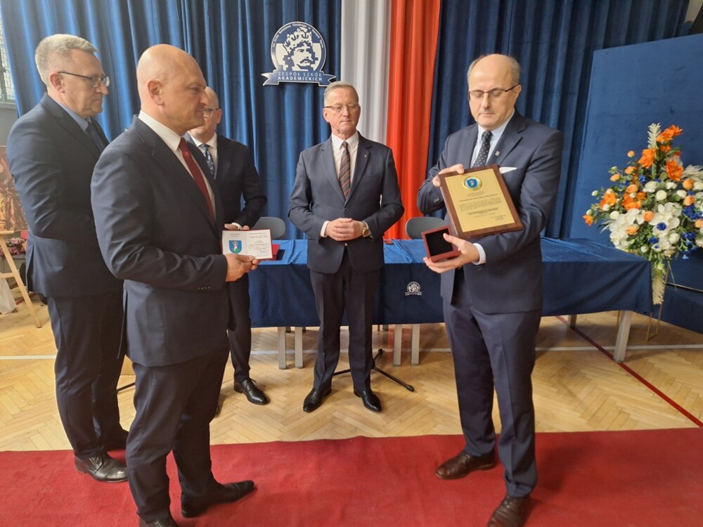 Wyjątkowy moment dla Zespołu Szkół Akademickich w Nowym Sączu. Szkoła z Tarczą i Medalem „Polonia Minor”