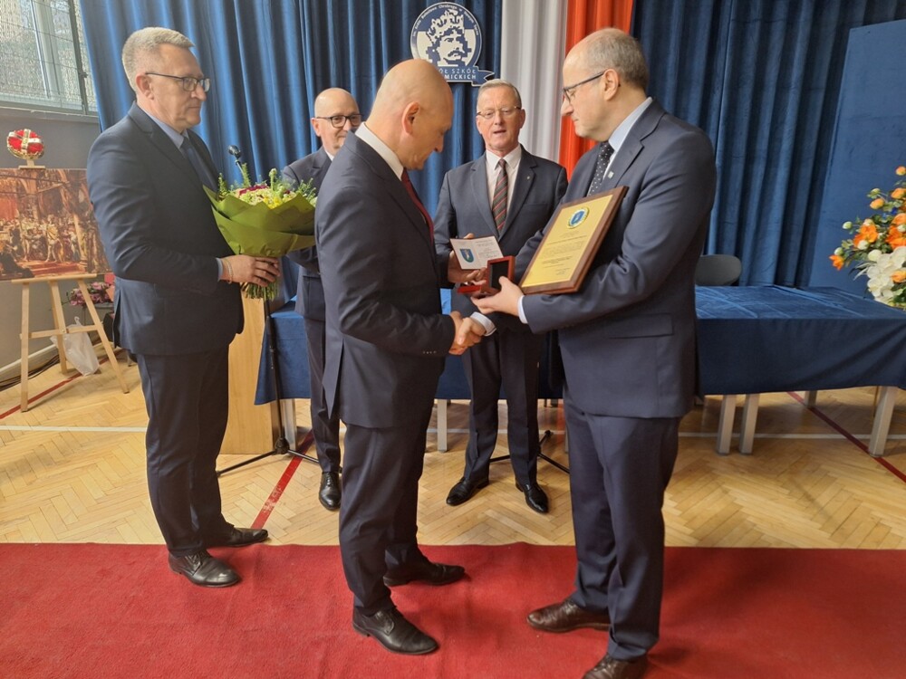Wyjątkowy moment dla Zespołu Szkół Akademickich w Nowym Sączu. Szkoła z Tarczą i Medalem „Polonia Minor”