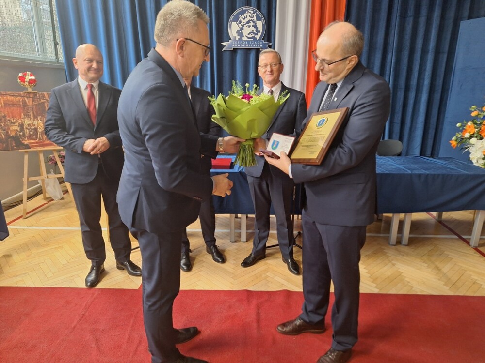 Wyjątkowy moment dla Zespołu Szkół Akademickich w Nowym Sączu. Szkoła z Tarczą i Medalem „Polonia Minor”