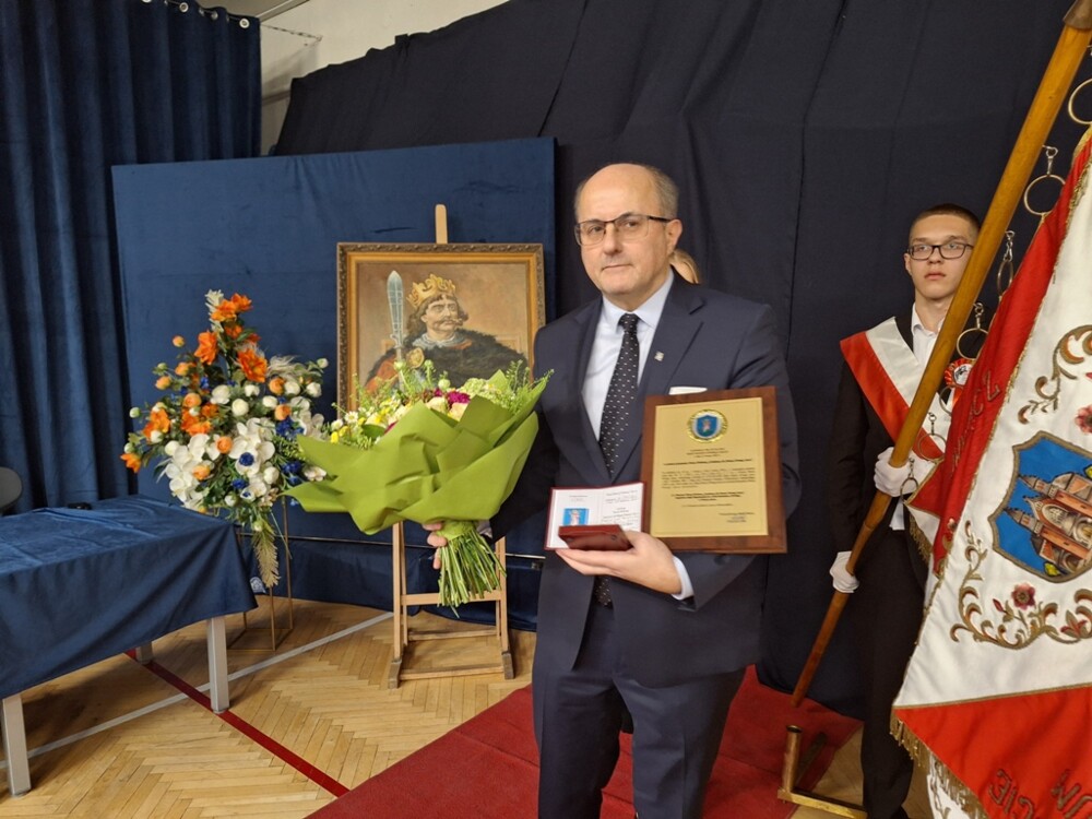 Wyjątkowy moment dla Zespołu Szkół Akademickich w Nowym Sączu. Szkoła z Tarczą i Medalem „Polonia Minor”