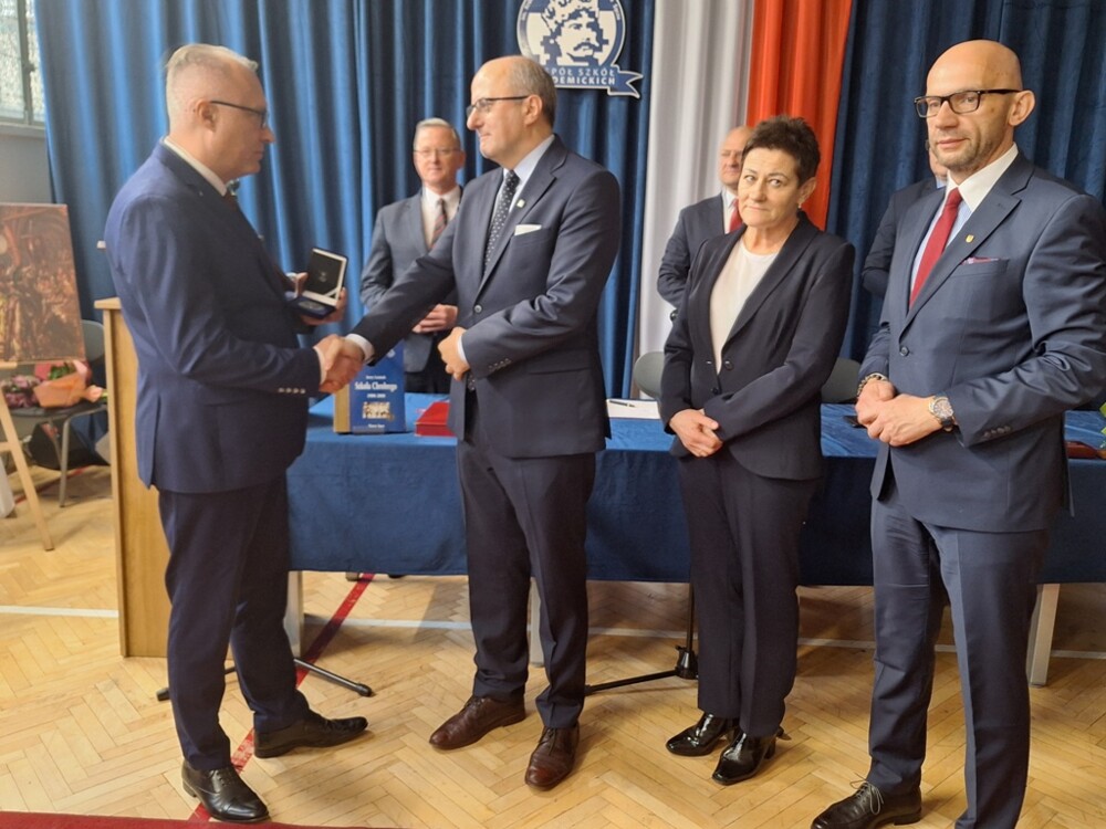 Wyjątkowy moment dla Zespołu Szkół Akademickich w Nowym Sączu. Szkoła z Tarczą i Medalem „Polonia Minor”