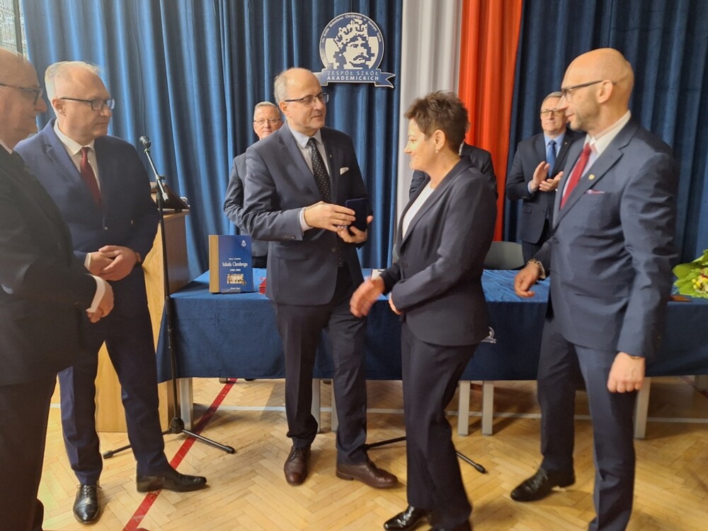 Wyjątkowy moment dla Zespołu Szkół Akademickich w Nowym Sączu. Szkoła z Tarczą i Medalem „Polonia Minor”