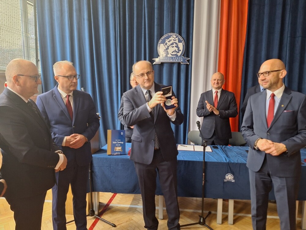 Wyjątkowy moment dla Zespołu Szkół Akademickich w Nowym Sączu. Szkoła z Tarczą i Medalem „Polonia Minor”