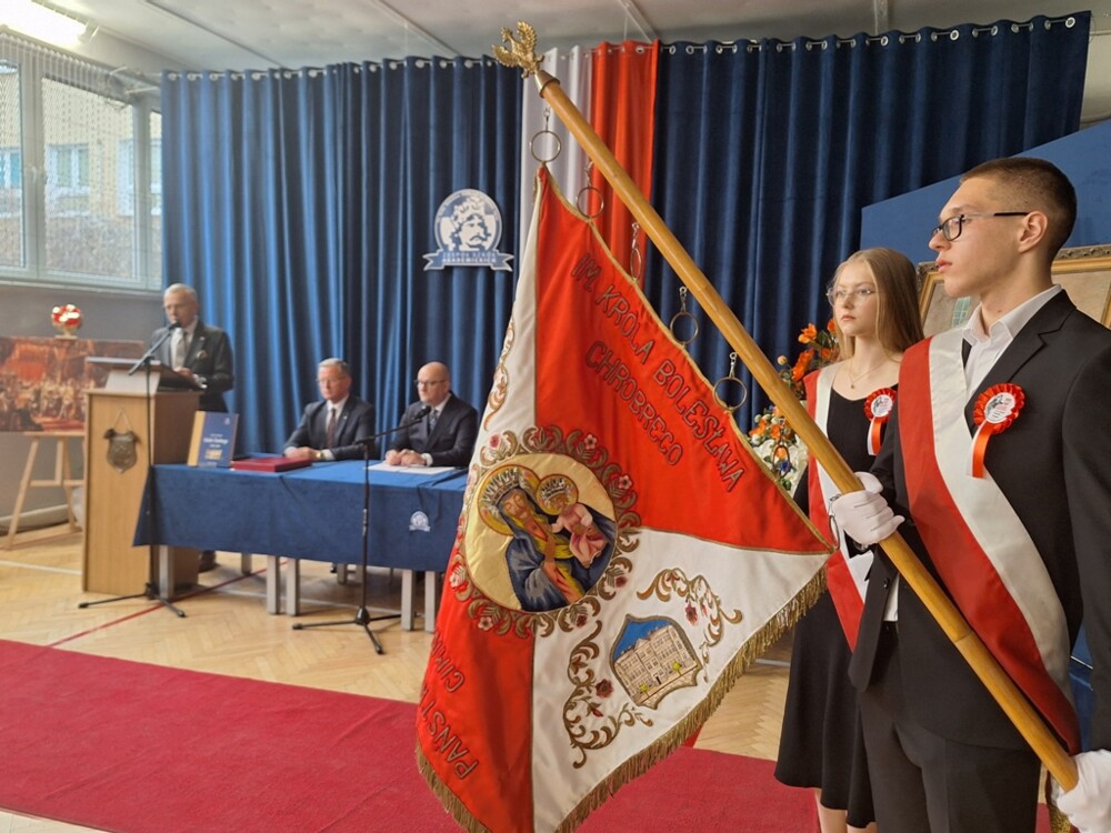 Wyjątkowy moment dla Zespołu Szkół Akademickich w Nowym Sączu. Szkoła z Tarczą i Medalem „Polonia Minor”