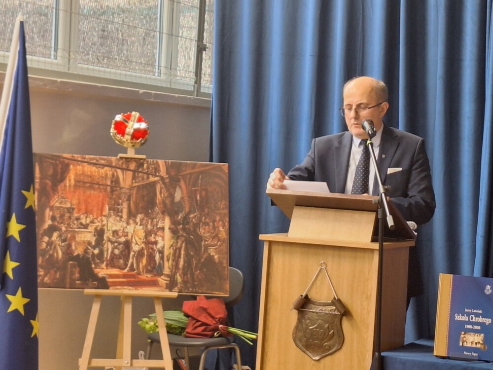 Wyjątkowy moment dla Zespołu Szkół Akademickich w Nowym Sączu. Szkoła z Tarczą i Medalem „Polonia Minor”