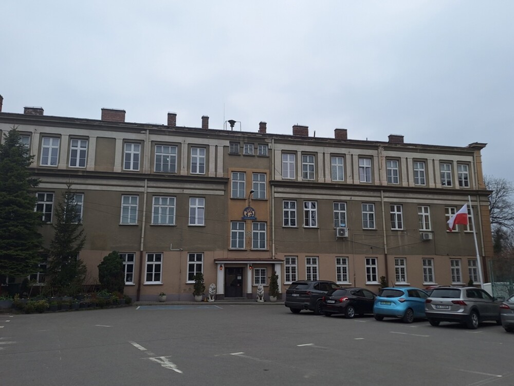 Wyjątkowy moment dla Zespołu Szkół Akademickich w Nowym Sączu. Szkoła z Tarczą i Medalem „Polonia Minor”
