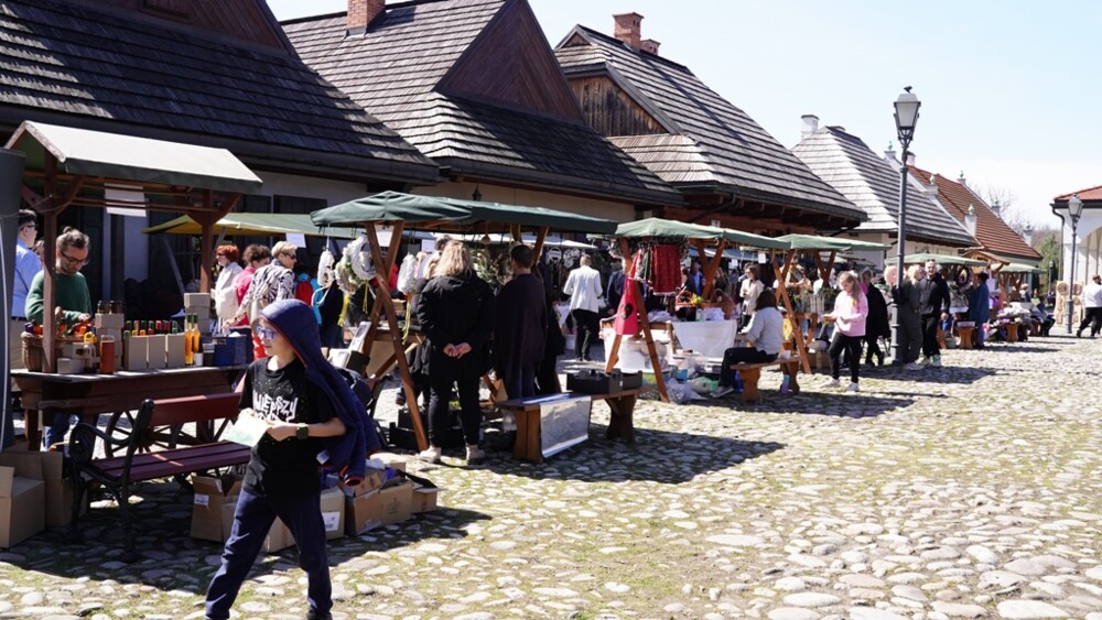 Tłumy w Miasteczku Galicyjskim w Nowym Sączu. Jarmark Wielkanocny przeżywał oblężenie [ZDJĘCIA]