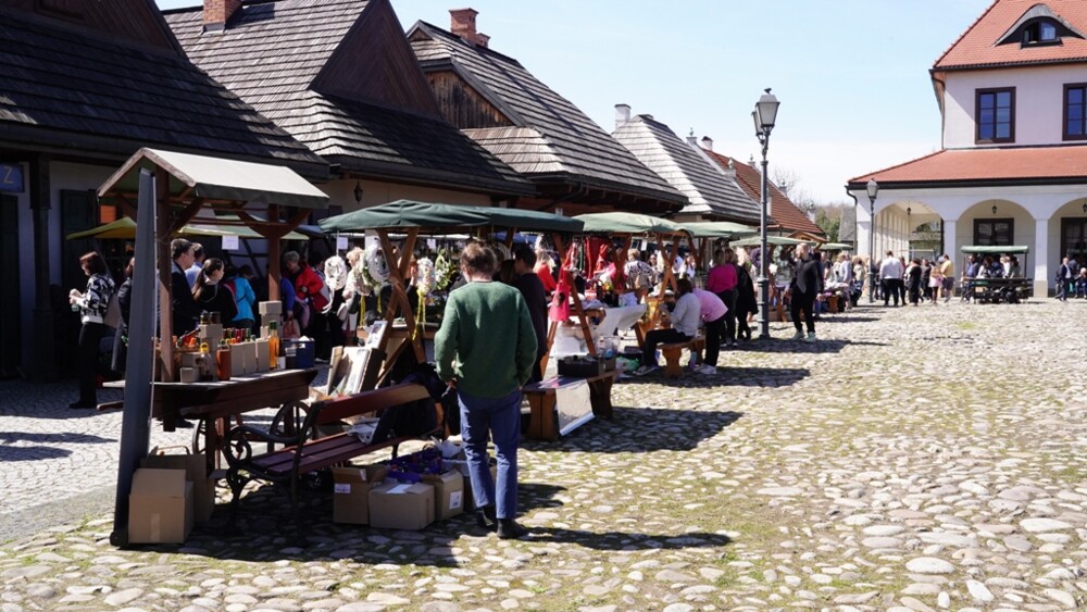 Tłumy w Miasteczku Galicyjskim w Nowym Sączu. Jarmark Wielkanocny przeżywał oblężenie [ZDJĘCIA]