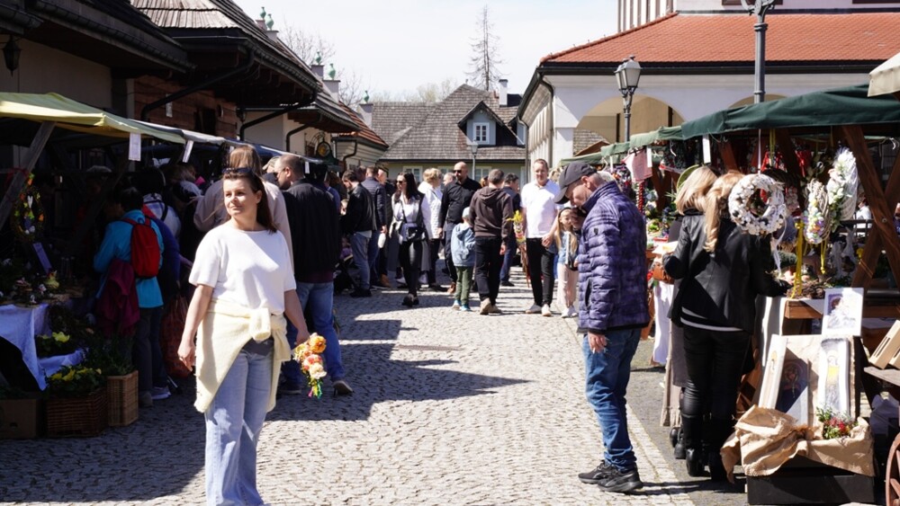 Tłumy w Miasteczku Galicyjskim w Nowym Sączu. Jarmark Wielkanocny przeżywał oblężenie [ZDJĘCIA]