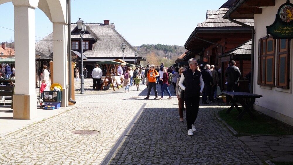 Tłumy w Miasteczku Galicyjskim w Nowym Sączu. Jarmark Wielkanocny przeżywał oblężenie [ZDJĘCIA]