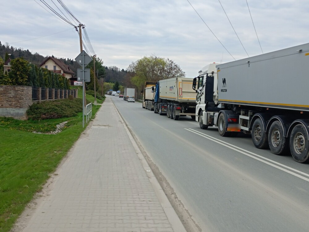 Z ostatniej chwili: poważny wypadek pod Nowym Sączem. Droga całkowicie zablokowana [ZDJĘCIA]	