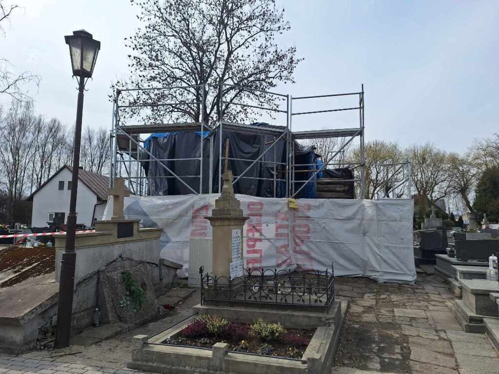 Zniknęły spalone elementy z kościoła św. Heleny w Nowym Sączu. Częściowa rozbiórka zakończona [ZDJĘCIA]
