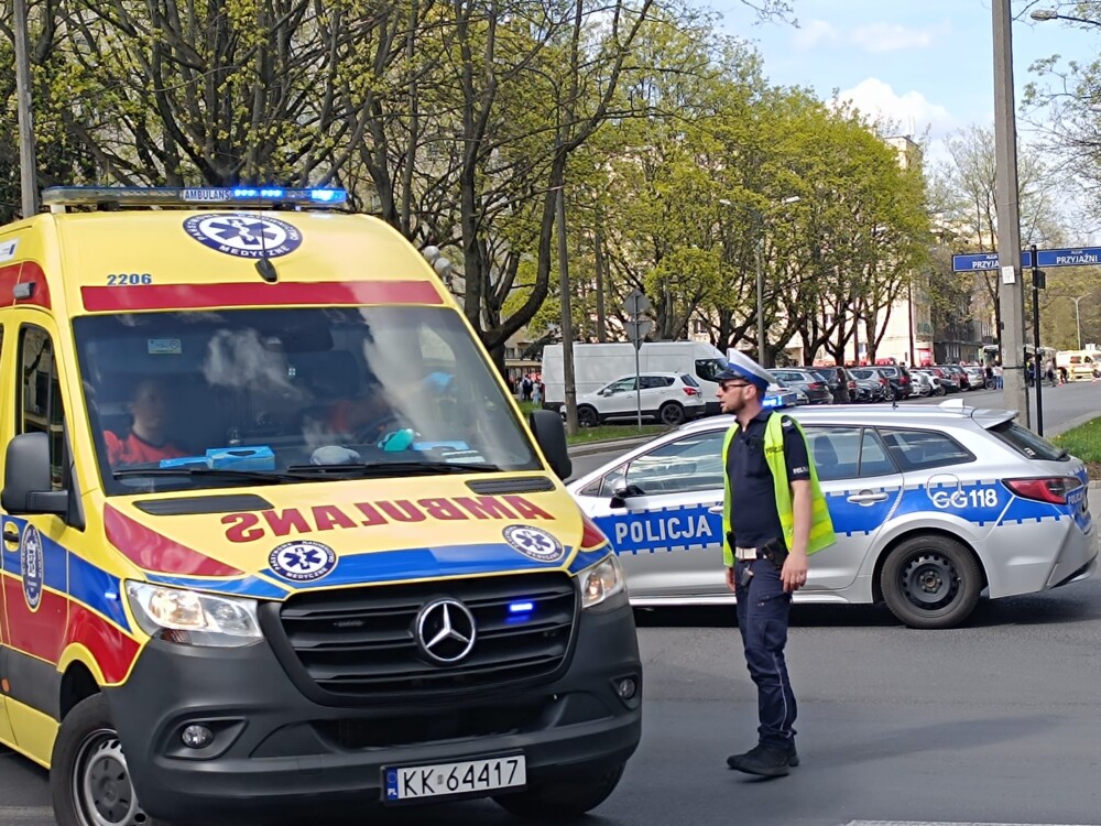 Dramatyczny wypadek w Krakowie. Autobus miejski uderzył w drzewo, są ranni [ZDJĘCIA]