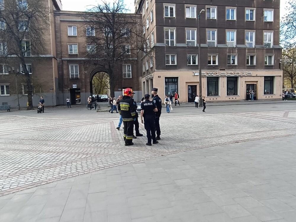 Dramatyczny wypadek w Krakowie. Autobus miejski uderzył w drzewo, są ranni [ZDJĘCIA]