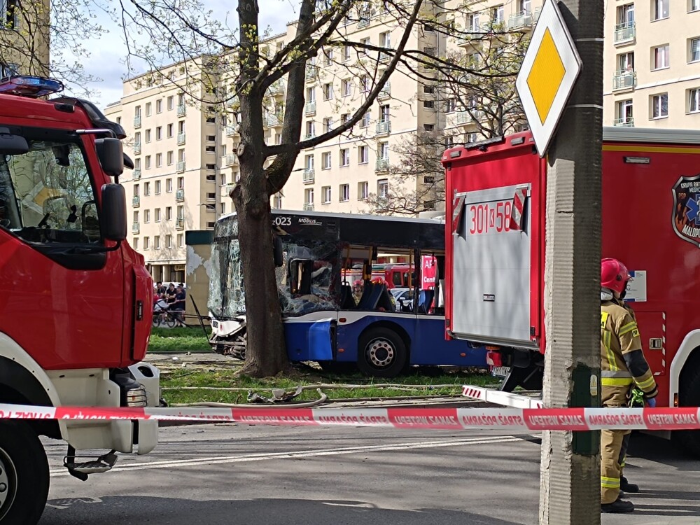 Dramatyczny wypadek w Krakowie. Autobus miejski uderzył w drzewo, są ranni [ZDJĘCIA]